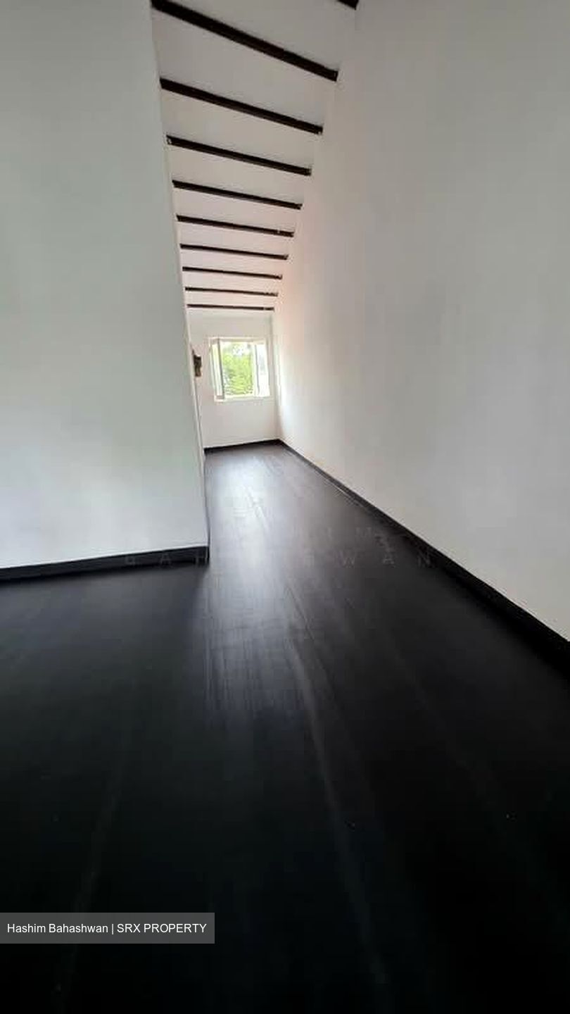 North Bridge Road (D7), Office #549582961